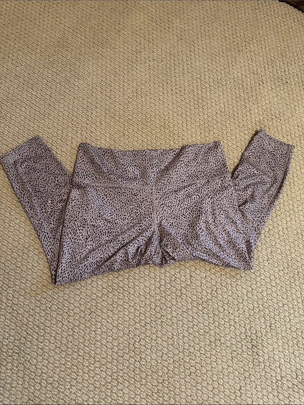 Athleta Salutation Stash pocket ll 7/8 tight  XL Animal Print Leggings like new